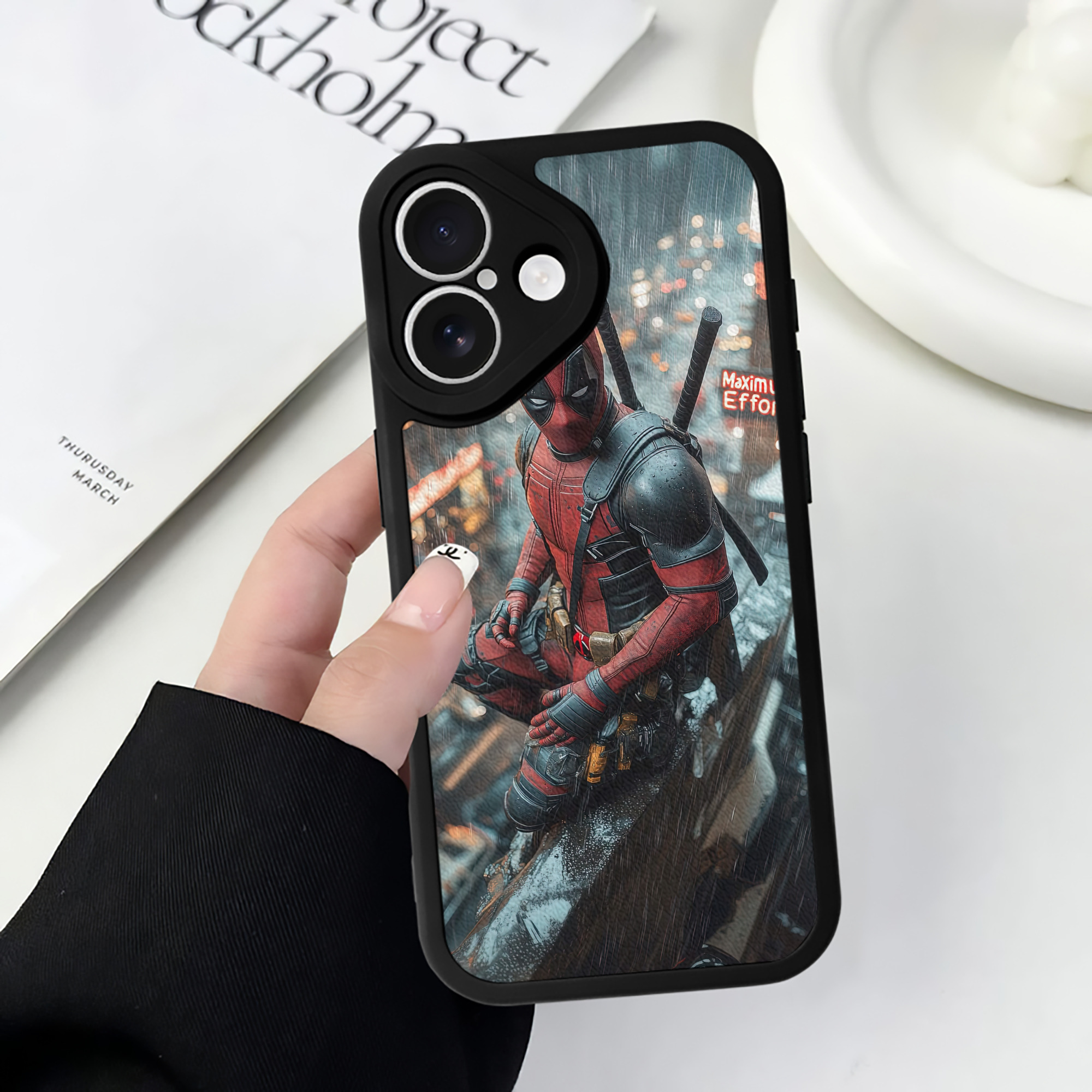 （画像用） Deadpool デッドプール 【iPhone 16シリーズ対応】シリコンスマホケース（レザー調） 材質：シリコン